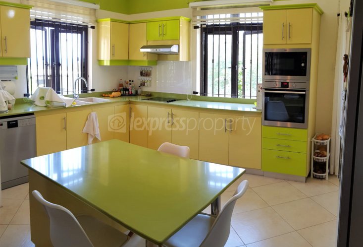 Maison/Villa - 3 chambres - 260 m²