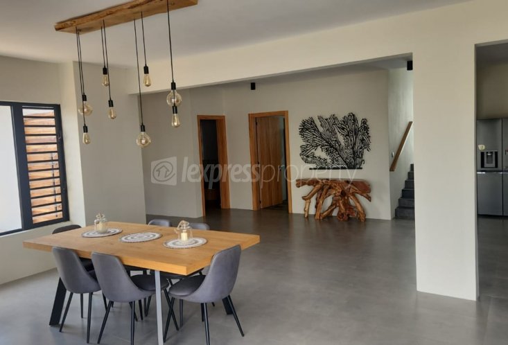 Maison/Villa - 4 chambres - 297 m²