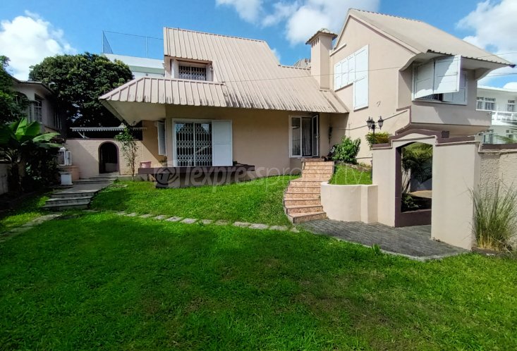 Maison/Villa - 5 chambres - 320 m²