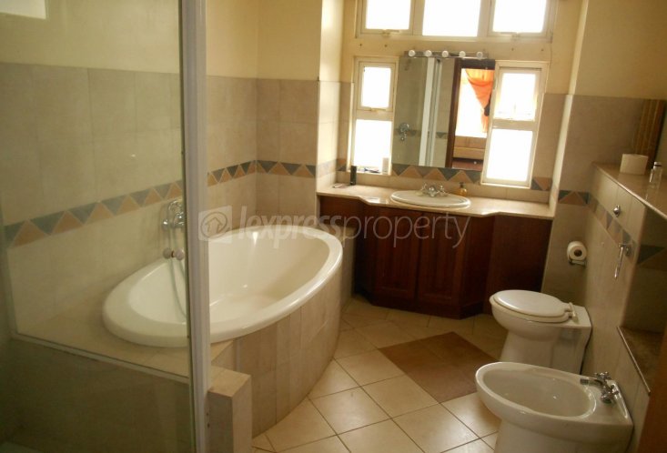 Maison/Villa - 5 chambres - 400 m²