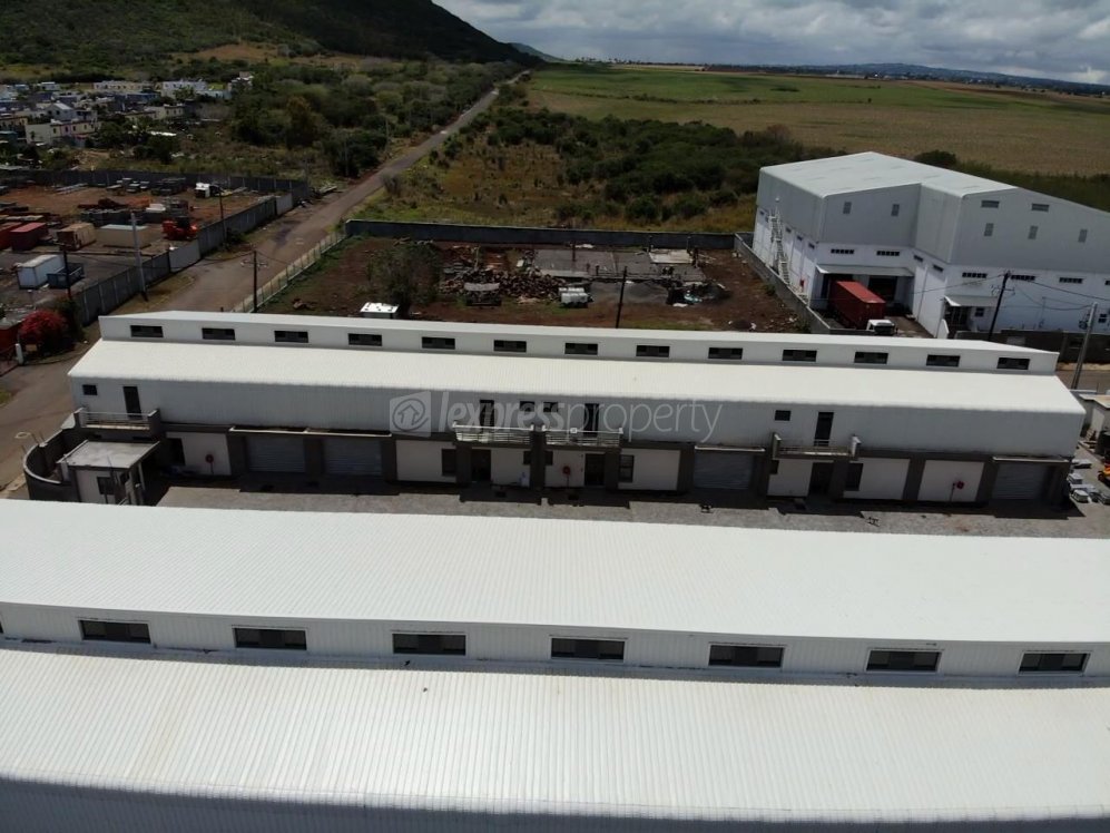 Commercial building For Rent in Bambous 500,000 rupees Lexpress